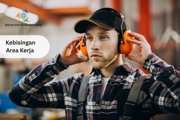 Pekerja menggunakan pelindung telinga di area industri untuk mengurangi kebisingan kerja