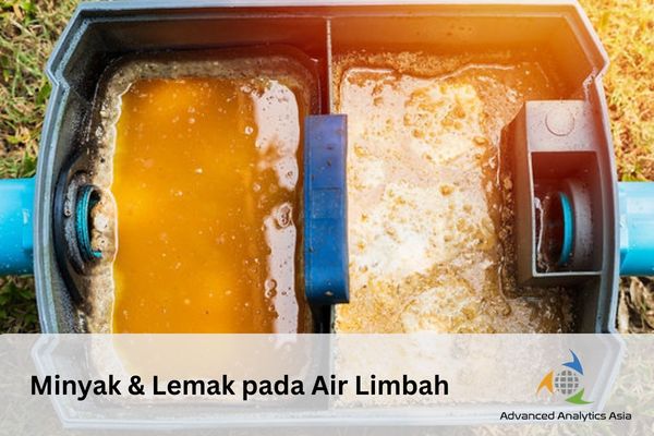 Minyak dan lemak mengapung di permukaan air limbah industri yang diuji di laboratorium lingkungan
